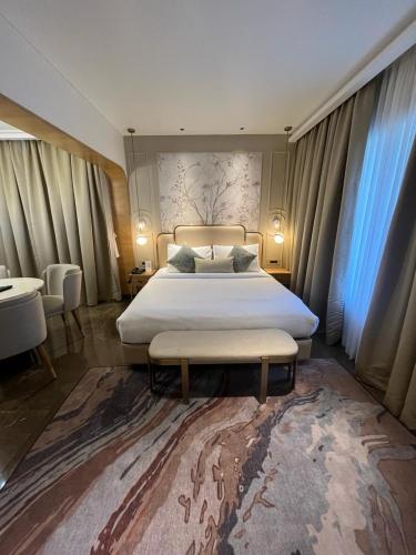 Postel nebo postele na pokoji v ubytování Krishna Palace Hotel