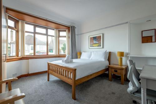 Schlafzimmer mit einem Bett, einem Fenster und einem Schreibtisch in der Unterkunft Livingstone Lodge in St Andrews