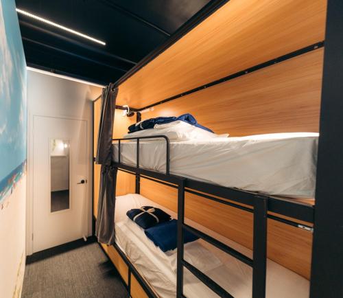 een paar stapelbedden in een kamer bij Capsuleaccom Hostel in Gold Coast