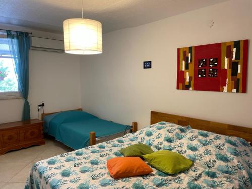 sypialnia z 2 łóżkami pojedynczymi i lampką w obiekcie Casa Vittoria w mieście Mattinata