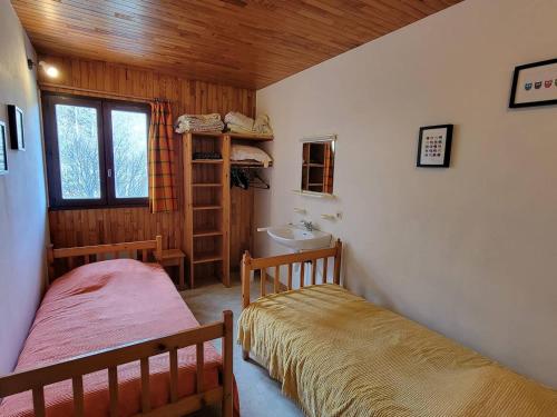 - une chambre avec 2 lits et un lavabo dans l'établissement Appartement spacieux, 6 pers, 2 ch, balcon, Saint-Michel-de-Chaillol - FR-1-393-135, à Saint-Michel-de-Chaillol