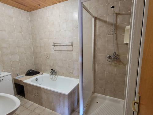une salle de bain avec une douche, une baignoire et un lavabo dans l'établissement Appartement spacieux, 6 pers, 2 ch, balcon, Saint-Michel-de-Chaillol - FR-1-393-135, à Saint-Michel-de-Chaillol