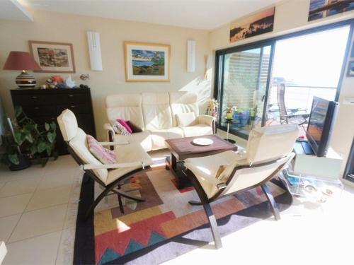 un salon avec un canapé, une table et des chaises dans l'établissement Bénodet, appart. 3*, plage à pied, parking privé - FR-1-481-52, à Bénodet