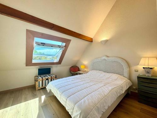 ein Schlafzimmer mit einem großen Bett und einem Fenster in der Unterkunft Appartement Carnac, 3 pièces, 4 personnes - FR-1-377-50 in Carnac