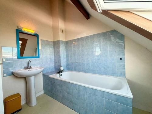 ein Badezimmer mit einem Waschbecken und einer Badewanne in der Unterkunft Appartement Carnac, 3 pièces, 4 personnes - FR-1-377-50 in Carnac