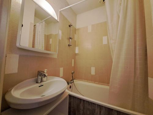 une salle de bain avec un lavabo et une baignoire dans l'établissement Studio confortable avec terrasse à Pra Loup, proche pistes - FR-1-165A-70, à Uvernet