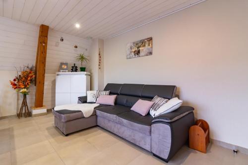 - un salon avec un canapé dans l'établissement Le Cèrvi - Station de ski à pied, à Ax-les-Thermes