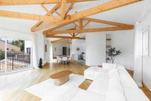 ein Wohnzimmer mit einem weißen Sofa und einem Tisch in der Unterkunft Villa luxe - St Paul - Piscine - A/C in Saint-Paul-de-Vence