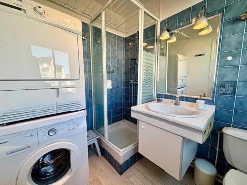 une salle de bain avec une machine à laver et un lavabo dans l'établissement Quiberon - Superbe 3 pièces tout confort face mer - 5 pers - 63m² - Proche plage et centre-ville - FR-1-478-275, à Quiberon