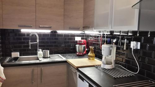 une cuisine avec un évier et un plan de travail dans l'établissement Belle maison proche centre - WIFI, à Les Sables-dʼOlonne