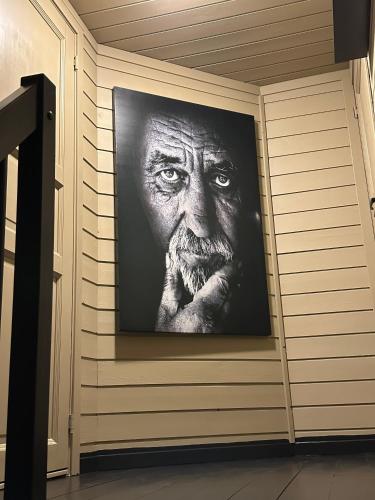 a black and white picture of a man on a wall at Nordbyhuset, et trivelig fritidshus in Skudeneshavn