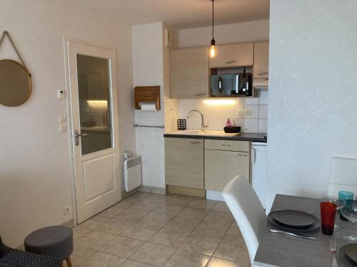 Kuchyň nebo kuchyňský kout v ubytování La belle étape proche centre ville et grande plage