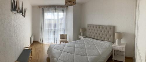 Posezení v ubytování La belle étape proche centre ville et grande plage