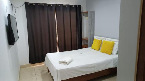 Un dormitorio con una cama con un teléfono. en RentvistaVerde, en Tarapoto