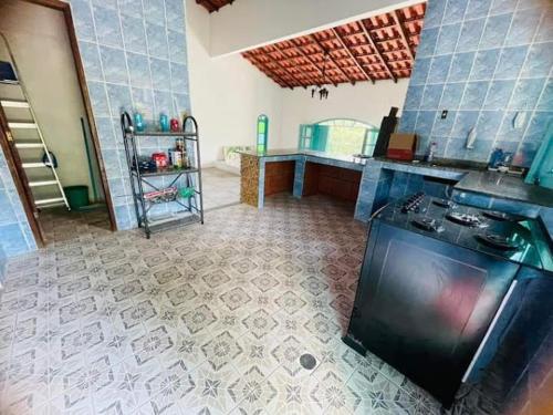 uma cozinha com um fogão e um balcão num quarto em Pousada e Hostel Vida no Paraiso em Angra dos Reis