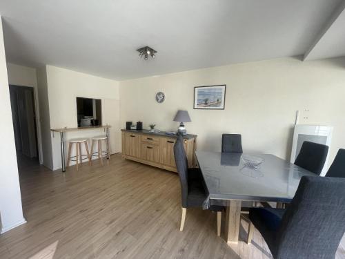 une salle à manger et une cuisine avec une table et des chaises dans l'établissement LSO6096 L'Argonaute 50m de la Grande Plage, à Les Sables-dʼOlonne