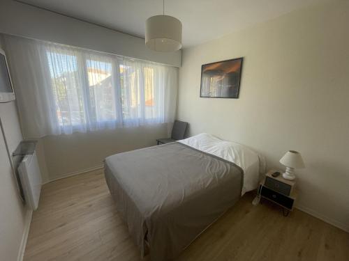 une petite chambre avec un lit et une fenêtre dans l'établissement LSO6096 L'Argonaute 50m de la Grande Plage, à Les Sables-dʼOlonne