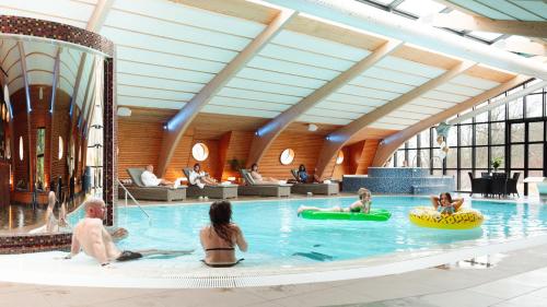 un grupo de personas sentadas en una piscina en Rönneberga Konferens, en Lidingö