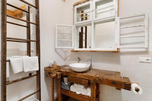 La salle de bains est pourvue d'un lavabo et d'un miroir. dans l'établissement Ferienwohnung In Der Weinig, à Sasbach am Kaiserstuhl