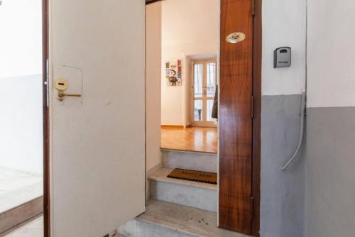 ナポリにあるScio' B&Bの階段のある部屋への開口ドア