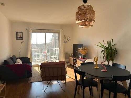 un salon avec une table et un canapé dans l'établissement Prestigieux Appartement - Roucas Blanc, à Marseille