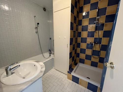 une salle de bain avec un lavabo et une douche dans l'établissement Appartement face mer - PARKING, à Les Sables-dʼOlonne