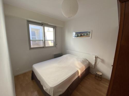 une petite chambre avec un lit et une fenêtre dans l'établissement Appartement 2 etoiles proche plage, à Les Sables-dʼOlonne