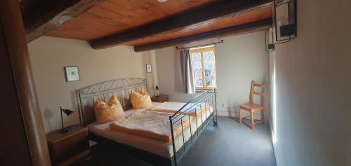 a bedroom with a bed and a window at Pension Robinienhof in Schadeleben