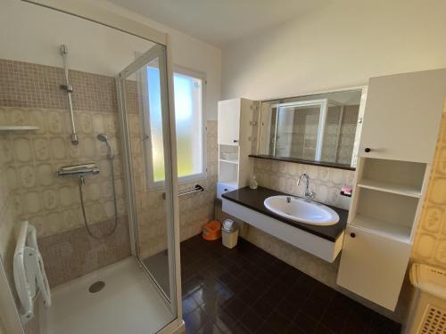 une salle de bain avec une douche et un lavabo et une douche dans l'établissement Maison face mer La Chaume, à Les Sables-dʼOlonne