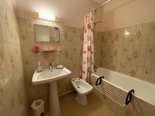 une salle de bain avec un lavabo, des toilettes et une baignoire dans l'établissement Appartement - PARKING - BALCON - Arago, à Les Sables-dʼOlonne