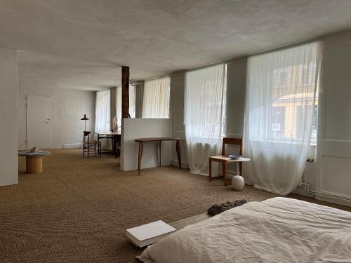een slaapkamer met een bed en een tafel en stoelen bij Nordic Design Residency / Natural habitat in Kopenhagen