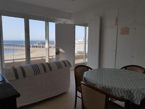 une chambre avec un lit et une vue sur la plage dans l'établissement Appartement face mer 1 etoile - WIFI - Le Remblai, à Les Sables-dʼOlonne