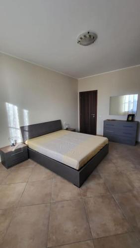 ein Schlafzimmer mit einem großen Bett in einem Zimmer in der Unterkunft La terrazza in Tarquinia