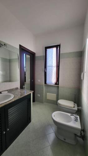 ein Badezimmer mit Toilette und Waschbecken in der Unterkunft La terrazza in Tarquinia
