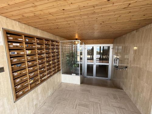 - un mur de bouteilles de vin dans l'établissement Studio face mer - PARKING - Les Presidents, à Les Sables-dʼOlonne