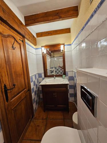 a bathroom with a toilet and a sink at META VOLANTE in Sagra