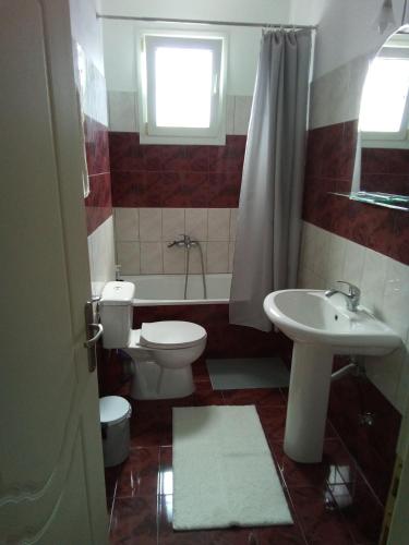 uma casa de banho com um WC, um lavatório e uma banheira em EvropisHouse em Kozani