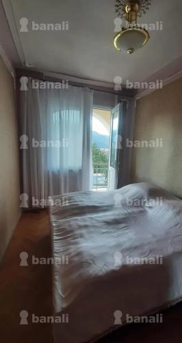 een bed in een slaapkamer met een raam bij DEBED in Alaverdi