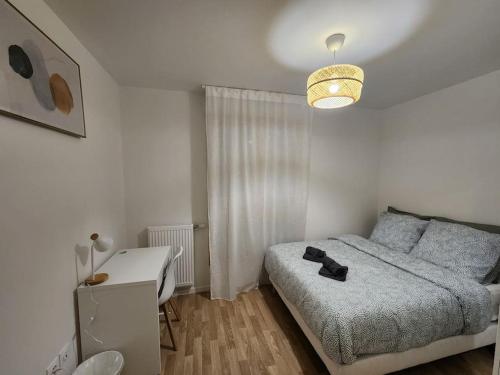 En eller flere senge i et værelse på Appartement cosy de 3 chambres avec parking et balcon proche Paris