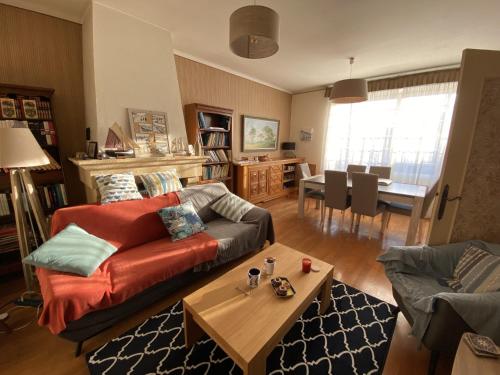 un salon avec un canapé et une table dans l'établissement Maison de ville a etage - TERRASSE - WIFI, à Les Sables-dʼOlonne