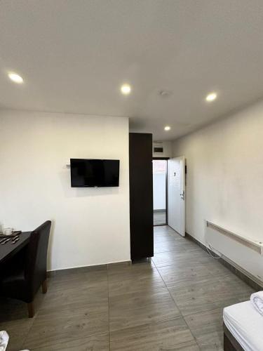 Televisyen dan/atau pusat hiburan di Apartmani Knez