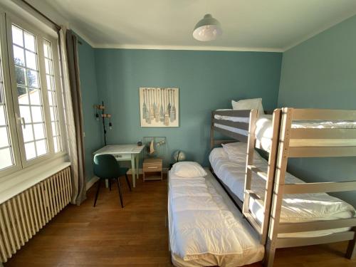 une chambre avec deux lits superposés et un bureau dans l'établissement Maison de ville a etage - TERRASSE - WIFI, à Les Sables-dʼOlonne