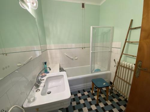 une salle de bain avec un lavabo, une douche et une baignoire dans l'établissement Maison de ville a etage - TERRASSE - WIFI, à Les Sables-dʼOlonne