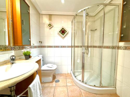 uma casa de banho com um chuveiro, um lavatório e um WC. em Playa San Juan Golf em Alicante