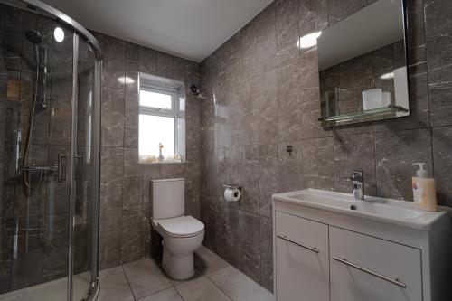ein Badezimmer mit Toilette, Waschbecken und Dusche in der Unterkunft Apartment on high street in Saltdean