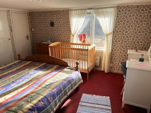 Ένα ή περισσότερα κρεβάτια σε δωμάτιο στο Red cottage located close to forest and land outside Virserum