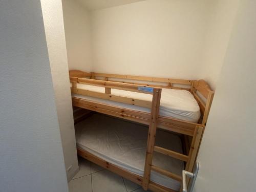 Cette petite chambre comprend des lits superposés. dans l'établissement Appartement 2 étoiles face mer - 50m de la plage, à Les Sables-dʼOlonne