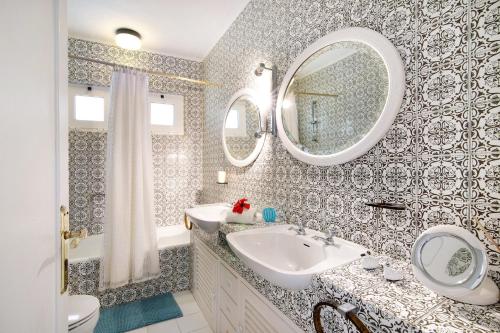 La salle de bains est pourvue d'un lavabo et d'un miroir. dans l'établissement Quinta da Balaia V3, à Albufeira
