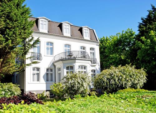 a white house with a balcony on top of it at Villa im Ostseebad Baabe in Baabe