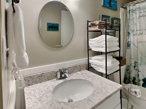 Un baño con lavabo, espejo y toallas. en Island Home 102, en Destin